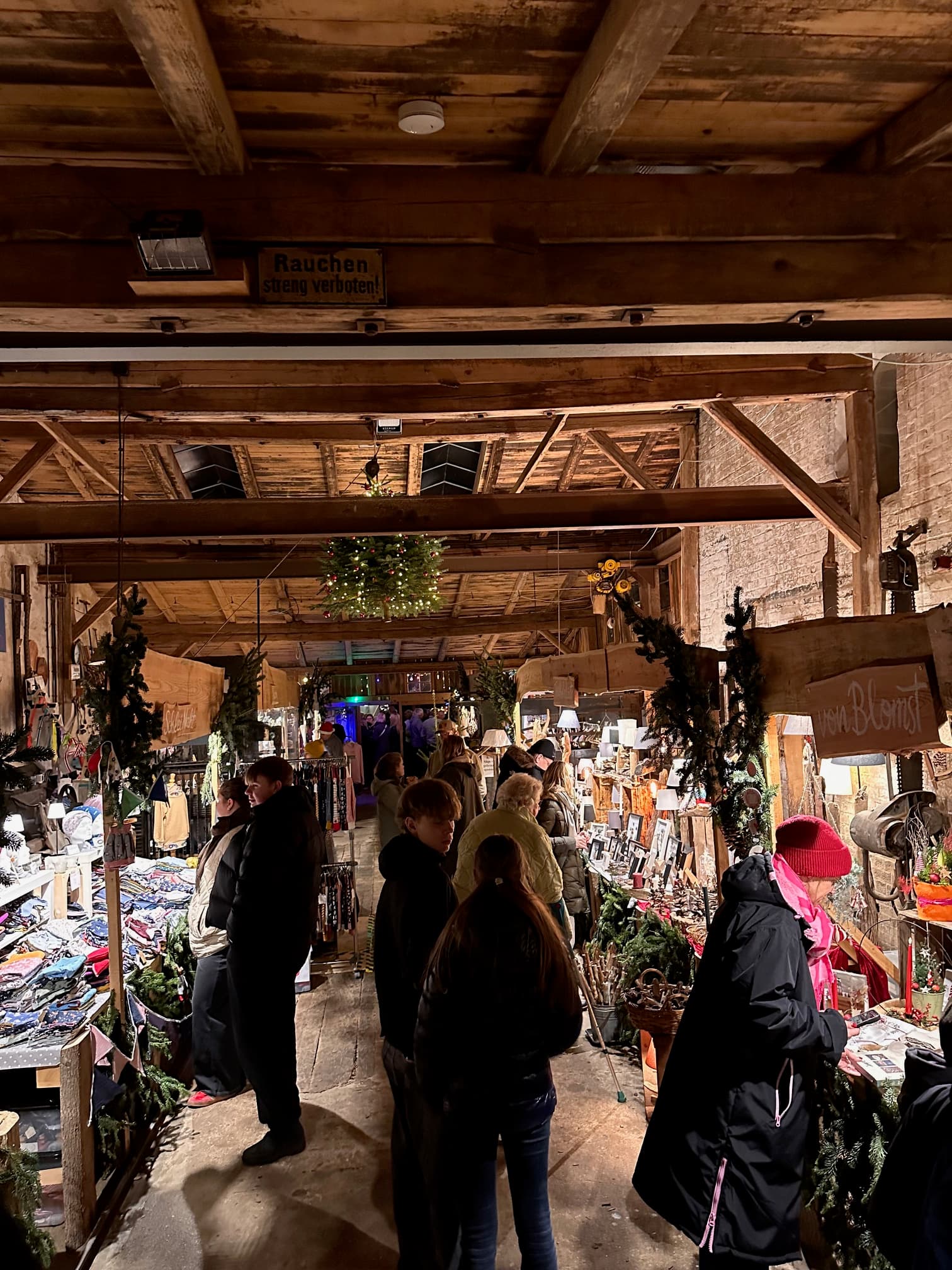 Weihnachtliche Marktstände mit Kunsthandwerk unter alten Holzbalken bei der Weihnachtsmühle Kappeln